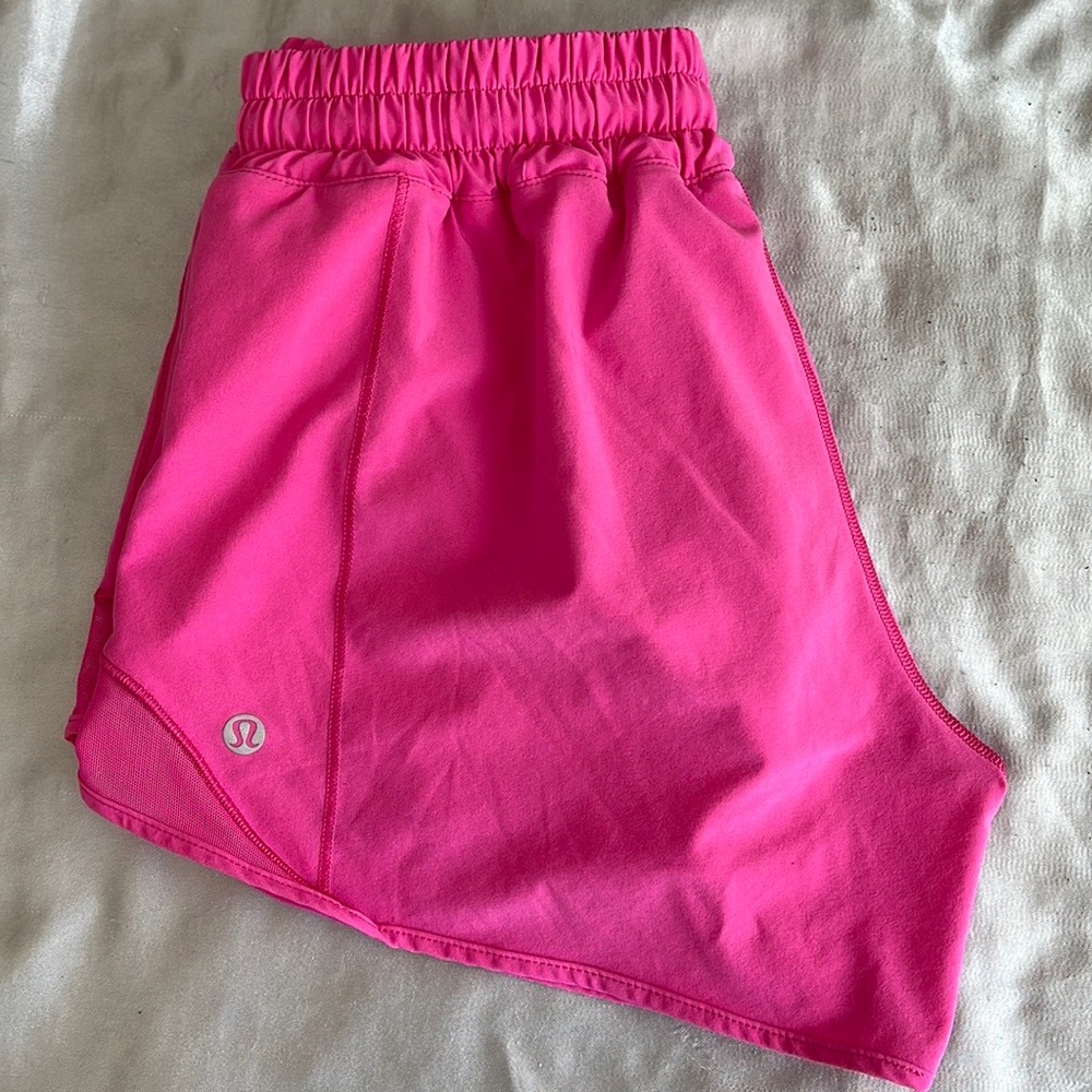 Lululemon sonic pink low-rise 4” hotty hot shorts